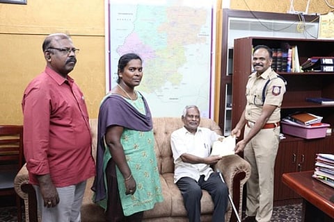 உரியவரிடம் நில ஆவணங்களை வழங்கிய மாவட்ட காவல் கண்காணிப்பாளா் சாம்சன்.