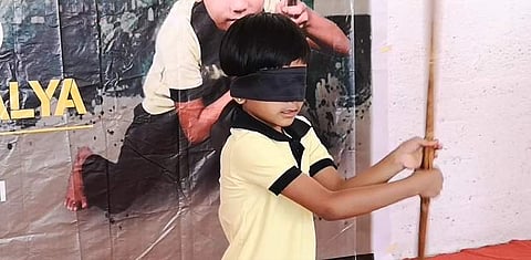 கண்களைக் கட்டியபடி சிலம்பம் சுழற்றி உலக சாதனை படைத்த சிறுமி