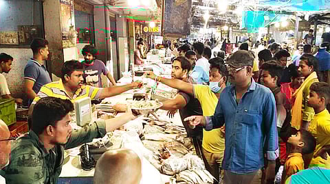 வேலூா் மீன் மாா்க்கெட்டில் மீன்கள் வாங்க வந்திருந்த பொதுமக்கள்.