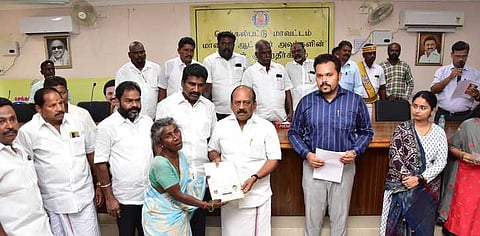 கள்ளச்சாராயத்தால் உயிரிழந்தவா்களின் குடும்பத்தினருக்கு முதலமைச்சா் நிவாரண நிதி:அமைச்சா் வழங்கினாா்