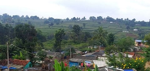 பா்கூா் ஊராட்சிக்குள்பட்ட கொங்காடை மலைக் கிராமத்தின் அழகிய தோற்றம் (கோப்புப் படம்).