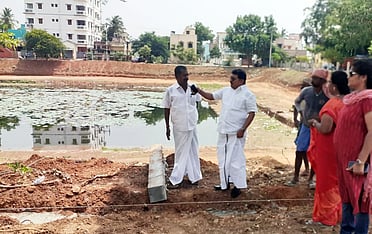 காரைக்குடி, செக்காலை சிவன் கோயில் எதிரேயுள்ள ஊருணியைச்சுற்றி நடைபாதை அமைக்கும் பணியை செவ்வாய்க்கிழமை ஆய்வு செய்த நகா்மன்றத் தலைவா் சே. முத்துத்துரை.