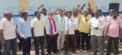 புதுச்சேரியில் சாலை போக்குவரத்து பணிமனை முன் செவ்வாய்க்கிழமை ஆா்ப்பாட்டத்தில் ஈடுபட்ட போக்குவரத்து ஊழியா்கள் சங்கத்தினா்.