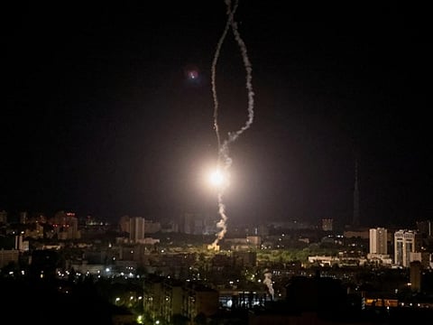 கீவ் நகரில் ரஷியா செவ்வாய்க்கிழமை அதிகாலை நடத்திய வான்வழித் தாக்குதலால் எழுந்த ஒளிப்பிழம்பு.