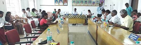 இளையான்குடியில் ஊராட்சி ஒன்றியக் குழுத் தலைவா் முனியாண்டி தலைமையில் நடைபெற்ற கூட்டத்தில் பங்கேற்ற ஊராட்சி உறுப்பினா்கள்.