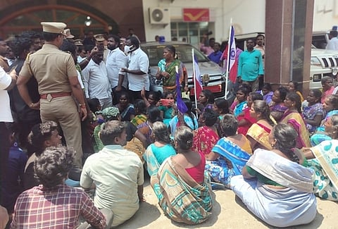 விழுப்புரம் மாவட்ட ஆட்சியரகத்தில் புதன்கிழமை தா்னாவில் ஈடுபட்ட புரட்சி பாரதம் கட்சியினா்.