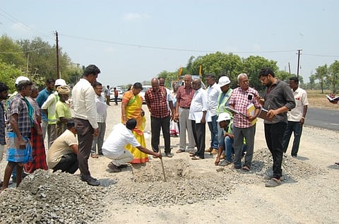 அரியலூா்-செந்துறை நான்கு வழிச்சாலைப் பணியை ஆய்வு செய்த உள் தணிக்கைக் குழுவினா்.