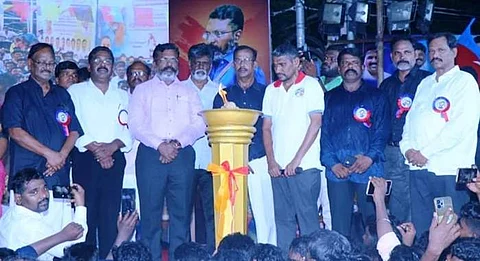 சிதம்பரத்தில் நடைபெற்ற வீரவணக்க பொதுக்கூட்டத்தில் பங்கேற்ற விடுதலைச் சிறுத்தைகள் கட்சி தலைவர் தொல்.திருமாவளவன் எம்.பி. உடன் துணைப் பொதுச்செயலாளர் வன்னிஅரசு, ம.சிந்தனைச்செல்வன் எம்.எல்.ஏ.,