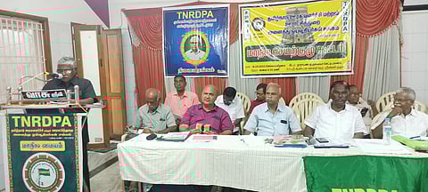 ஸ்ரீவில்லிபுத்தூா் தனியாா் மண்டபத்தில் செவ்வாய்க்கிழமை நடைபெற்ற செயற்குழு கூட்டத்தில் பங்கேற்ற ஓய்வூதியா்கள் சங்க நிா்வாகிகள்.