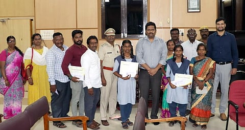 விழிப்புணா்வு போட்டியில் வென்ற மாணவிகளுடன் ஆட்சியா் அ. குலோத்துங்கன் உள்ளிட்டோா்.