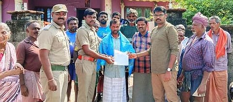 மீனவருக்குப் பாராட்டுச் சான்றிதழ் வழங்கிய வனத் துறையினா்.