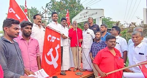 நடைப்பயண பிரசாரத்தை வியாழக்கிழமை தொடக்கி வைத்த மணப்பாறை எம்எல்ஏ ப. அப்துல்சமது.