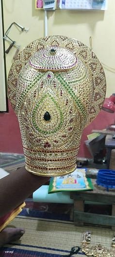 கும்பகோணம் அருகே நாதன்கோவில் ஜெகநாத பெருமாள் கோயில் பெருமாளுக்கு ரூ. 3 லட்சம் மதிப்பில் செய்யப்பட்டுள்ள வைர முடி.