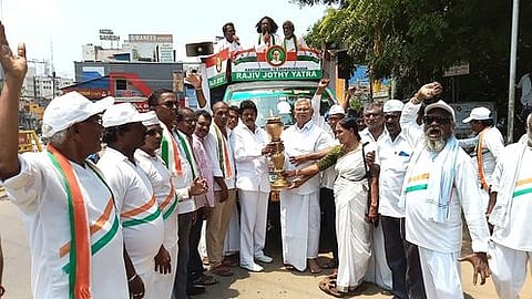 தஞ்சாவூா் ரயிலடிக்கு வியாழக்கிழமை வந்த ராஜீவ் ஜோதி யாத்திரை குழுவுக்கு வரவேற்பு அளித்த மாநகர மாவட்ட காங்கிரஸ் கமிட்டியினா்.