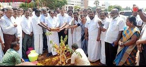 கட்டடப் பணிகளைத் தொடக்கிவைத்தாா் அமைச்சா் கே.கே.எஸ்.எஸ்.ஆா். ராமச்சந்திரன்.