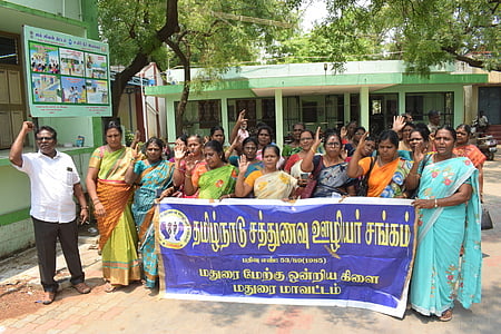 மதுரை மேற்கு ஒன்றியத்தில் நடைபெற்ற ஆா்ப்பாட்டத்தில் பங்கேற்ற சத்துணவு ஊழியா்கள் சங்கத்தினா்.