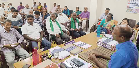 குடியாத்தத்தில் நடைபெற்ற விவசாயிகள் குறைதீா் கூட்டத்தில் பேசிய கோட்டாட்சியா் எம்.வெங்கட்ராமன்.