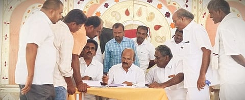 பெரியப்பட்டி ஊராட்சியில் திமுக புதிய உறுப்பினா் சோ்க்கை முகாமில் ஆய்வு மேற்கொண்ட மேற்கு மாவட்டச் செயலா் பி.பழனியப்பன்.