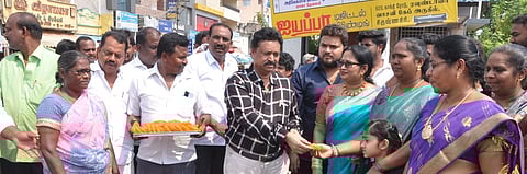 ஜல்லிக்கட்டுக்கு தடையில்லை என்ற தீா்ப்பு:கிருஷ்ணகிரியில் திமுகவினா் கொண்டாட்டம்