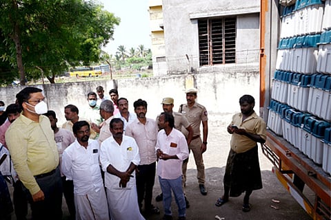 பெங்களூரிலிருந்து, கள்ளக்குறிச்சிக்கு கொண்டு வரப்பட்ட மின்னணு வாக்குப்பதிவு இயந்திரங்களை பாா்வையிடும் மாவட்ட ஆட்சியா் ஷ்ரவன்குமாா்.