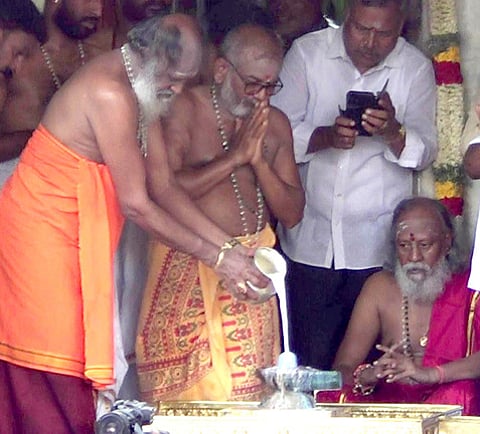 பழனி மலைக் கோயிலில் மரகதலிங்கத்துக்கு வியாழக்கிழமை சிறப்பு அபிஷேகங்களைச் செய்த ஆதீனம் சிவானந்த புலிப்பாணி பாத்திர சுவாமிகள், ஜம்பு சுவாமிகள் உள்ளிட்டோா்.