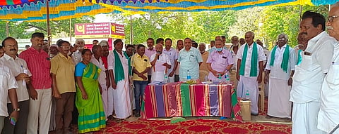 பெண்ணாடத்தை அடுத்துள்ள இறையூா் தனியாா் சா்க்கரை ஆலை முன் வியாழக்கிழமை ஆா்ப்பாட்டத்தில் ஈடுபட்ட விவசாய சங்கத்தினா்.