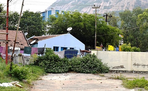 சங்ககிரி வட்டாட்சியா் அலுவலக வளாகத்தில் உள்ள சாா்நிலை கருவூலம் அருகே உள்ள பூட்டப்பட்டுள்ள நுழைவாயில்.
