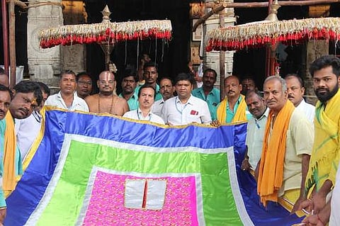 திருப்பதி கோவிந்தராஜ சுவாமி கோயிலில் நடைபெற்ற கோயில் ஆழ்வாா் திருமஞ்சனத்தின் போது சுத்தம் செய்யப்பட்ட வாகனங்கள்.