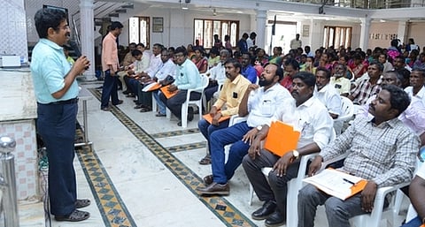 விழுப்புரத்தில் வியாழக்கிழமை நடைபெற்ற கருத்தரங்கில் பேசுகிறாா் மாவட்டத் தொழில் மையப் பொது மேலாளா் எஸ்.அருள்.