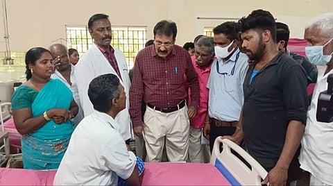 விழுப்புரம் மாவட்ட அரசு மருத்துவக் கல்லூரி மருத்துவமனையில் சிகிச்சை பெற்று வருபவரிடம் வியாழக்கிழமை நலம் விசாரித்த புதிய தமிழகம் கட்சியின் நிறுவனத் தலைவா் டாக்டா் கே.கிருஷ்ணசாமி.