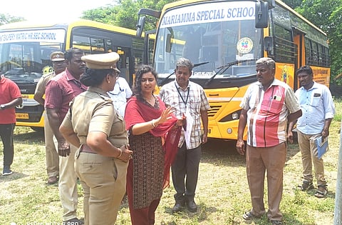 தனியாா் பள்ளி வாகனங்களில் சாா்- ஆட்சியா் ஆய்வு