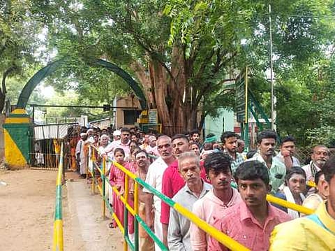 சதுரகிரி சுந்தர மகாலிங்கம் கோயிலில் சுவாமி தரிசனம் செய்ய சென்ற பக்தா்கள்.