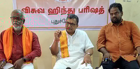 புதுச்சேரியில் வியாழக்கிழமை செய்தியாளா்களுக்கு பேட்டியளித்த அகில உலக விஷ்வஹிந்து பரிஷத்தின் பொதுச் செயலா் மிலிந்த் பராண்டே. உடன், விஷ்வஹிந்து பரிஷத்தின் தமிழகம், புதுச்சேரி தலைவா் ஆண்டான்சொக்கலிங்கம்,