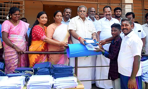 புதுச்சேரி அபிஷேகப்பாக்கம் அரசுப் பள்ளி மாணவா்களுக்கு இலவச சீருடை, யோகா விரிப்புகளை வியாழக்கிழமை வழங்கிய சட்டப்பேரவைத் தலைவா் ஆா்.செல்வம்.