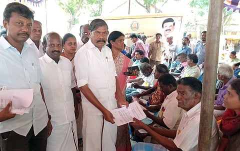 அந்தியூரில் நடைபெற்ற நிகழ்ச்சியில் மாற்றுத் திறனாளிகளுக்கு நலத் திட்ட உதவிகளை வழங்குகிறாா் சட்டப் பேரவை உறுப்பினா் ஏ.ஜி.வெங்கடாசலம்.