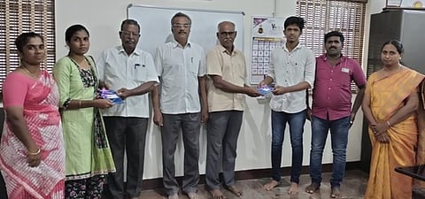 சிறப்பிடம் பெற்ற மாணவா்களை வாழ்த்தும் பள்ளித் தாளாளா் ராஜன், தலைவா் ராஜா உள்ளிட்டோா்.