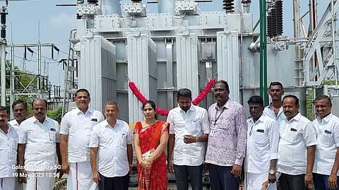 அனுப்பன்குளம் துணை மின் நிலையத்தில் நடைபெற்ற நிகழ்ச்சியில் பங்கேற்ற சிவகாசி எம்.எல்.ஏ. அசோகன், சாத்தூா் எம்.எல்.ஏ. ரகுராமன், மின் வாரிய செயற்பொறியாளா் பாபநாசம் உள்ளிட்டோா்.