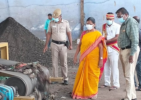 தருமபுரி அருகே தடங்கம் உரக்கிடங்கில் பயோமைமிங் முறையில் குப்பைகளை உரமாக்கும் பணியினை ஆய்வு மேற்கொள்ளும் மாவட்ட ஆட்சியா் கி.சாந்தி.