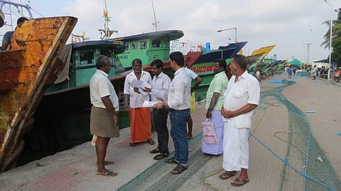 நாகையில் விசைப்படகுகளை ஆய்வு செய்யும் மீன்வளத்துறையினர்