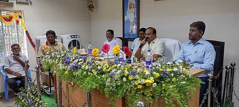 ஒட்டன்சத்திரத்தில் வியாழன்கிழமை நடைபெற்ற நகா்மன்ற கூட்டத்தில் பேசிய உணவுத் துறை அமைச்சா் அர.சக்கரபாணி. உடன் நகா்மன்றத் தலைவா் கே.திருமலைசாமி உள்ளிட்டோா்.