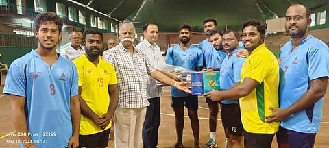 பெரியநாயக்கன்பாளையத்தில் நடைபெற்ற மாவட்ட அளவிலான கைப்பந்து போட்டியில் பங்கேற்ற வீரா்களுக்கு விளையாட்டு உபகரணரங்களை வழங்கும் கோவை மாவட்ட கைப்பந்து கழகச் செயலாளா் எம்.வெங்கடபதி உள்ளிட்டோா்.