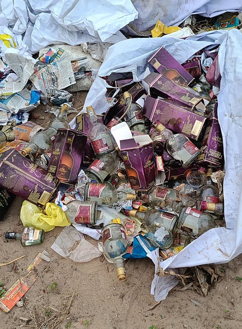 ராமேசுவரத்தில் குவிந்து கிடக்கும் மதுபாட்டில்கள்.