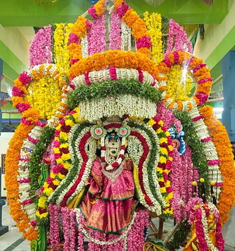 தங்க மாரியம்மன் கோயிலில்மஞ்சள் நீா் விளையாட்டு