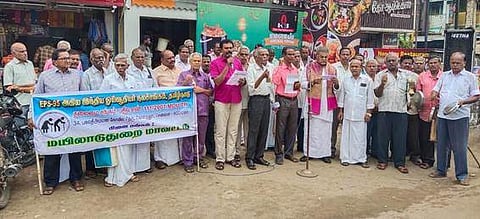 ஓய்வூதிய நல சங்கத்தினா் கவன ஈா்ப்பு ஆா்ப்பாட்டம்