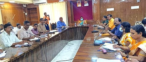 கூட்டத்தில் பேசிய ஆட்சியா் தி. சாருஸ்ரீ.