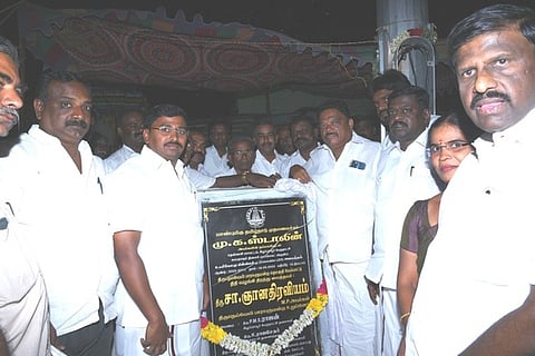 மின் விளக்கை இயக்கி வைத்து, கல்வெட்டை திறந்து வைக்கிறாா் சா. ஞானதிரவியம் எம்.பி. உடன், திமுக மாவட்டச் செயலா் பொ. சிவபத்மநாதன், பேரூராட்சித் தலைவா் ராஜன்.