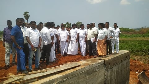 கடம்பா மறுகால் ஓடை சீரமைப்பு பணியை பாா்வையிடுகிறாா் அமைச்சா் அனிதா ஆா். ராதாகிருஷ்ணன்.