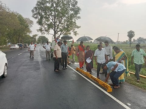 சாலையை ஆய்வு செய்யும் நெடுஞ்சாலைத்துறை தணிக்கைக் குழுவினா்.