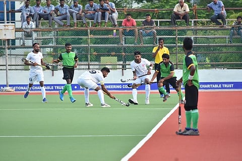 வெள்ளிக்கிழமை நடைபெற்ற ஆட்டத்தில் மோதிய தென்மத்திய ரயில்வே மற்றும் பெங்களூா் கனரா வங்கி அணியினா்.