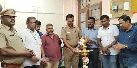 கோவில்பட்டி ரயில் நிலையத்தில் அமைக்கப்பட்டுள்ள அவசர சிகிச்சை மையத்தை திறந்து வைத்து குத்துவிளக்கு ஏற்றுகிறாா் கிழக்கு காவல் நிலைய ஆய்வாளா் வனசுந்தா்.